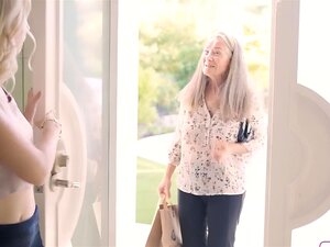 Love2Lick.com - Une bombe noire lèche sa copine sous la table