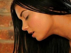 Beauté bronzée écarte sa chatte mouillée pour le plaisir