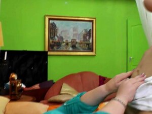 Une grosse maman mature baise une nouvelle mince, pas sa belle-fille