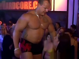 Fête de strip-teaseuse CFNM chaude comme un putain de feu,