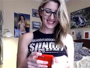 Une fille à gros seins avec des lunettes montre son super corps
