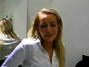 Une blonde amateur tchèque suce et baise dans la cabine d'essayage