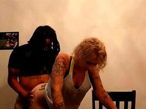 Penche-la sur la table de la cuisine. Regarde-la se pencher sur la