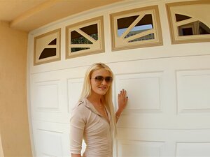 Une blonde se fait remplir le trou du cul de crème après une sodomie