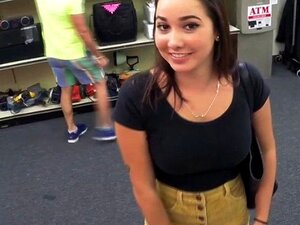 Une étudiante mignonne se fait baiser sa chatte propre et grasse. Sa