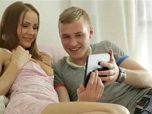 Une mignonne chaude se fait double baiser