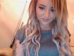 Une nerdy sexy apprécie les shows de masturbation