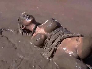 Porter un casque de cage en métal. L'esclave doit porter un casque de