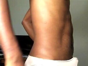 Viens voir comment ce mec noir bien monté rend hommage aux petites