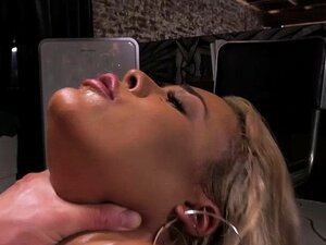 Petite amie pulpeuse essaie le sexe anal et surprise en flagrant