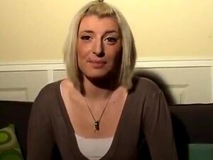 Le mari de cette belle blonde adore bien étirer le cul de sa femme