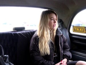 Blonde innocente baisée dans un taxi bidon. Le chauffeur de taxi