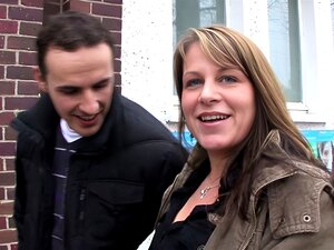 Regardez cette petite beauté se faire aborder dans la rue et baiser