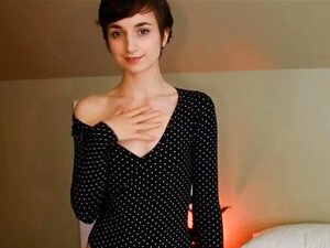 Petite brunette maigre avec une chatte poilue et une touffe se fait