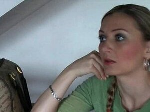 MILF en chaleur en collants attachés, les yeux bandés et taquinée