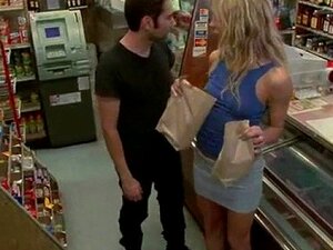 Punition de gangbang racy. Une bombe reçoit une punition de gangbang