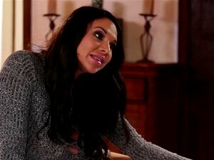 La MILF Missy et la nana Keisha se lèchent la chatte et baisent en