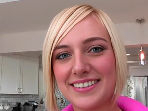 Regardez comment une blonde très chaude se fait défoncer la chatte