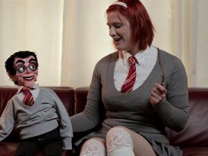 Harry Puppet et la salope à la tête rouge