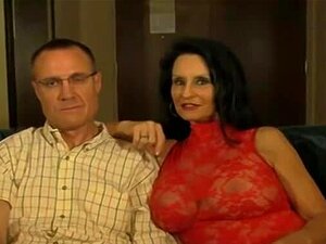 Une chaude amateur mature suce et baise un jeune mec