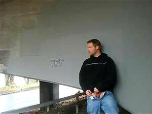 Moi en train de me masturber près d'un pont, j'adore me masturber