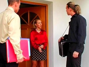 Femmes salopes travaillent des queues dans des jeux xxx sévères avec