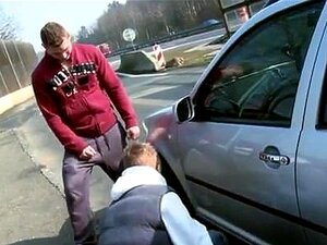 Il l'a fait pleurer dans du porno gay. Deux mecs chauds qui adorent