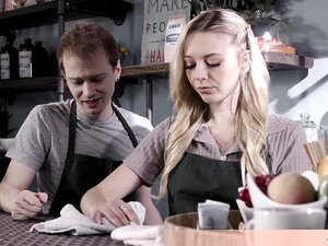 La mignonne serveuse blonde Lily est venue travailler avec sa chatte