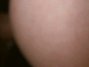 Voyons comment Anina, une mignonne échouée, se fait baiser par deux