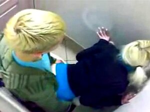 baise dans les toilettes d'une boîte de nuit bellorusse