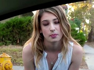 La chaude et chaude Kristen a été baisée par une aide d'un mec