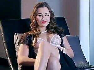 Un magnifique chaton avec deux belles maîtresses. DSA,