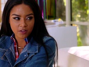 Maya chevauche une énorme bite et reçoit une éjaculation interne,