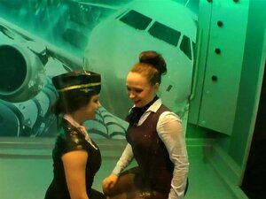 Des clubbers mouillés dansent érotiquement