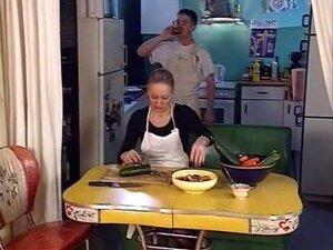 étalon junior baisant deux vieilles dames dans le cul,