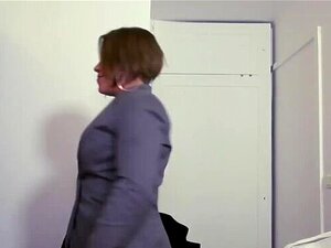 Myriam, comptable sexy, se fait baiser le cul sur son bureau