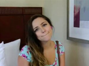 Le modèle amateur XXX Zoey se fait baiser par derrière lors d'un