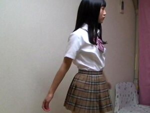 Une écolière japonaise se déshabille complètement