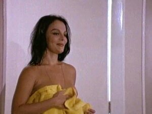 La célébrité nue Sasha Monte séduit son amant, montrant ses seins