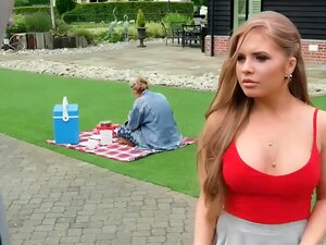 Statue vivante baise une salope affamée de bite avec son énorme bite