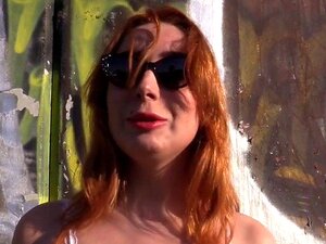Une MILF rousse à gros seins suce la bite de faux flics. Le faux flic