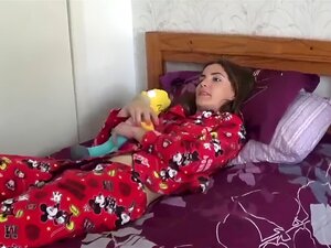Cutie à couper le souffle aime le sexe avec un mec de 70 ans