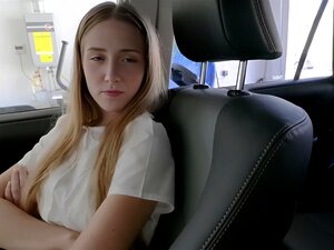 Demi-demi-demi-frère pervers faisant monter Audrey Hempburne sur sa