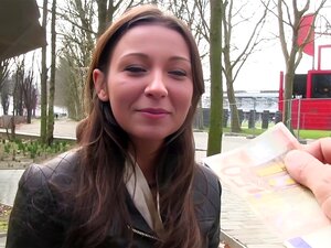 Un mec s'est approché d'une sexy brune amateur dans le parc et lui a