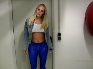 Lara porte un pantalon métallique mortel sur son gros cul, allemand