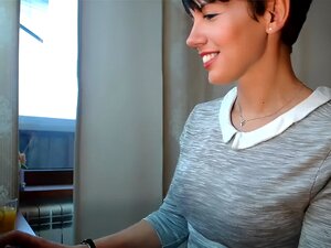 MILF aux cheveux courts et chauds