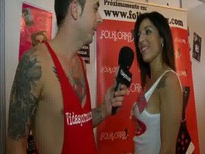 Carol Sevilla mange une banane et se masturbe avec