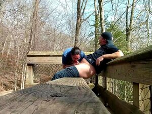 Couple amateur PRESQUE surpris en train de baiser au parc