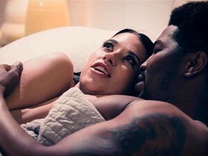 Couple interracial marié avec la nouvelle femme Alex Coal essayant de