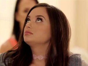 Reagan Foxx est dans son salon quand la sonnette retentit. C'est Gia